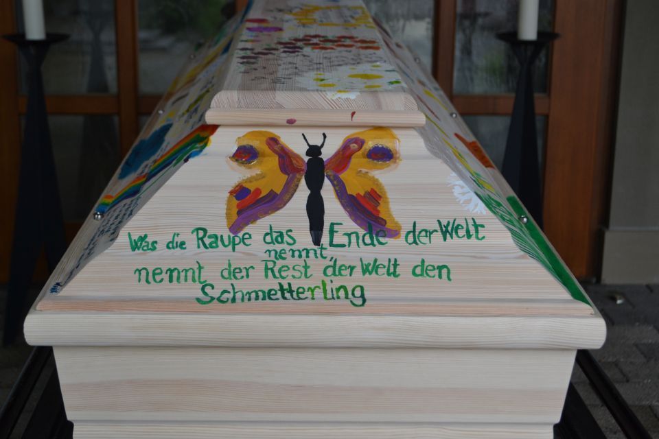 Kindersarg mit Fingerfarbe bemalt und beschriftet 