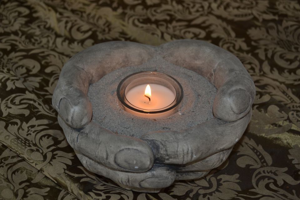 Kerzenschale in Form von 2 Händen, die ein Teelicht halten