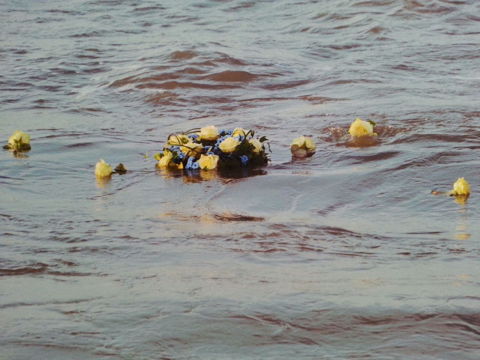 Seebestattung mit Blumenkranz