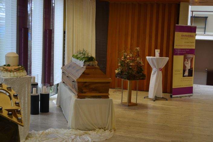 Messeausstellung mit Urnen, Blumengestecken und Särgen vom Abschiedshaus Dorèen Oesterle.
