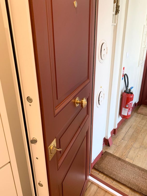 Porte blindée rouge à serrure dorée ouverte