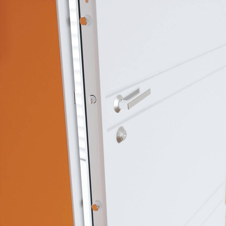 Gros plan sur une porte blanche avec une poignée et une serrure argentées, sur un mur orange