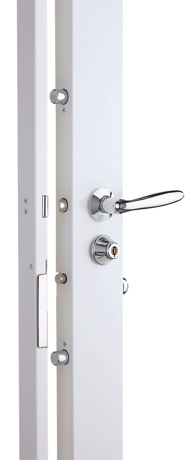 Gros plan sur une poignée et une serrure grise sur une porte blanche