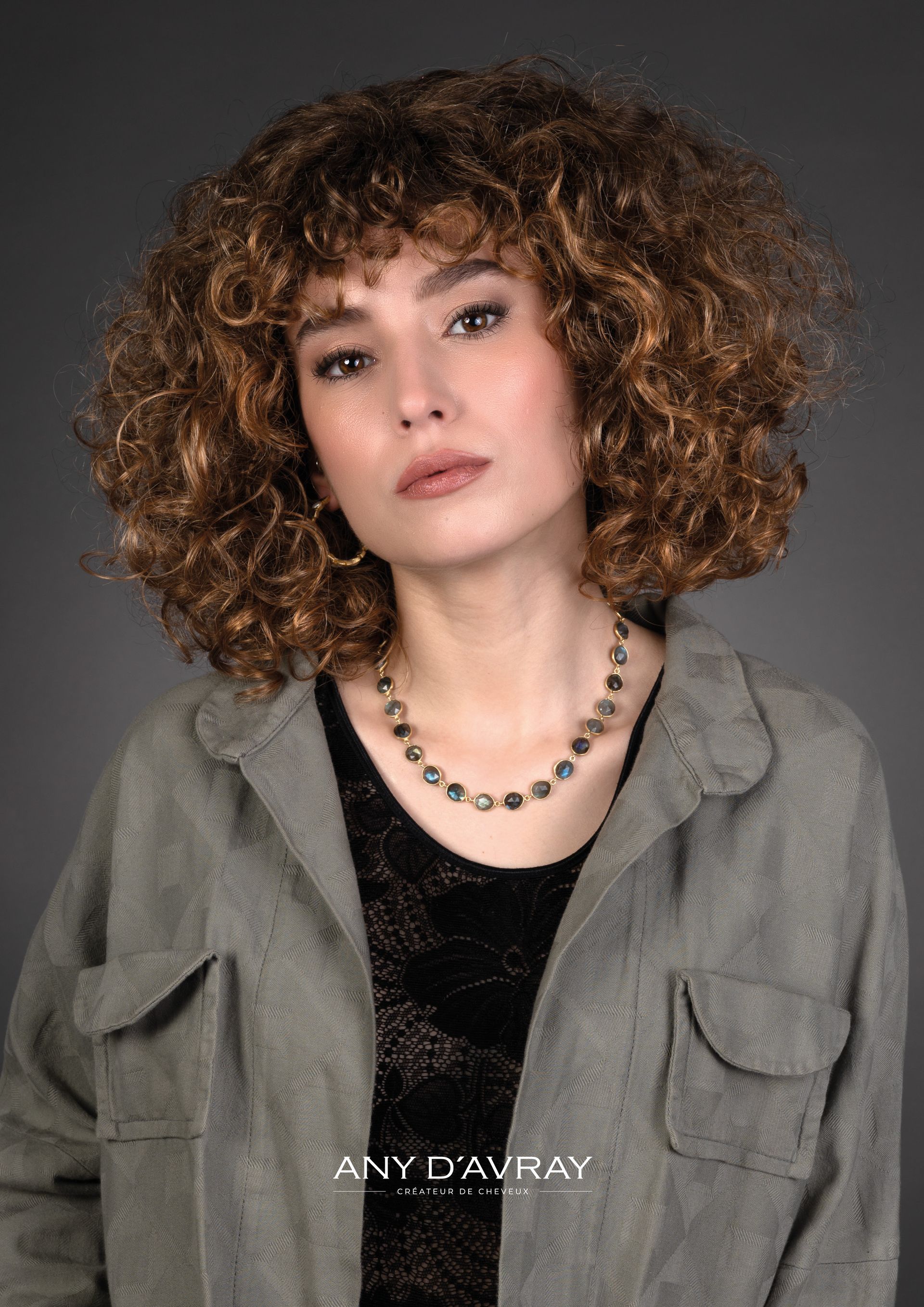 Femme avec perruque bouclée Andréa