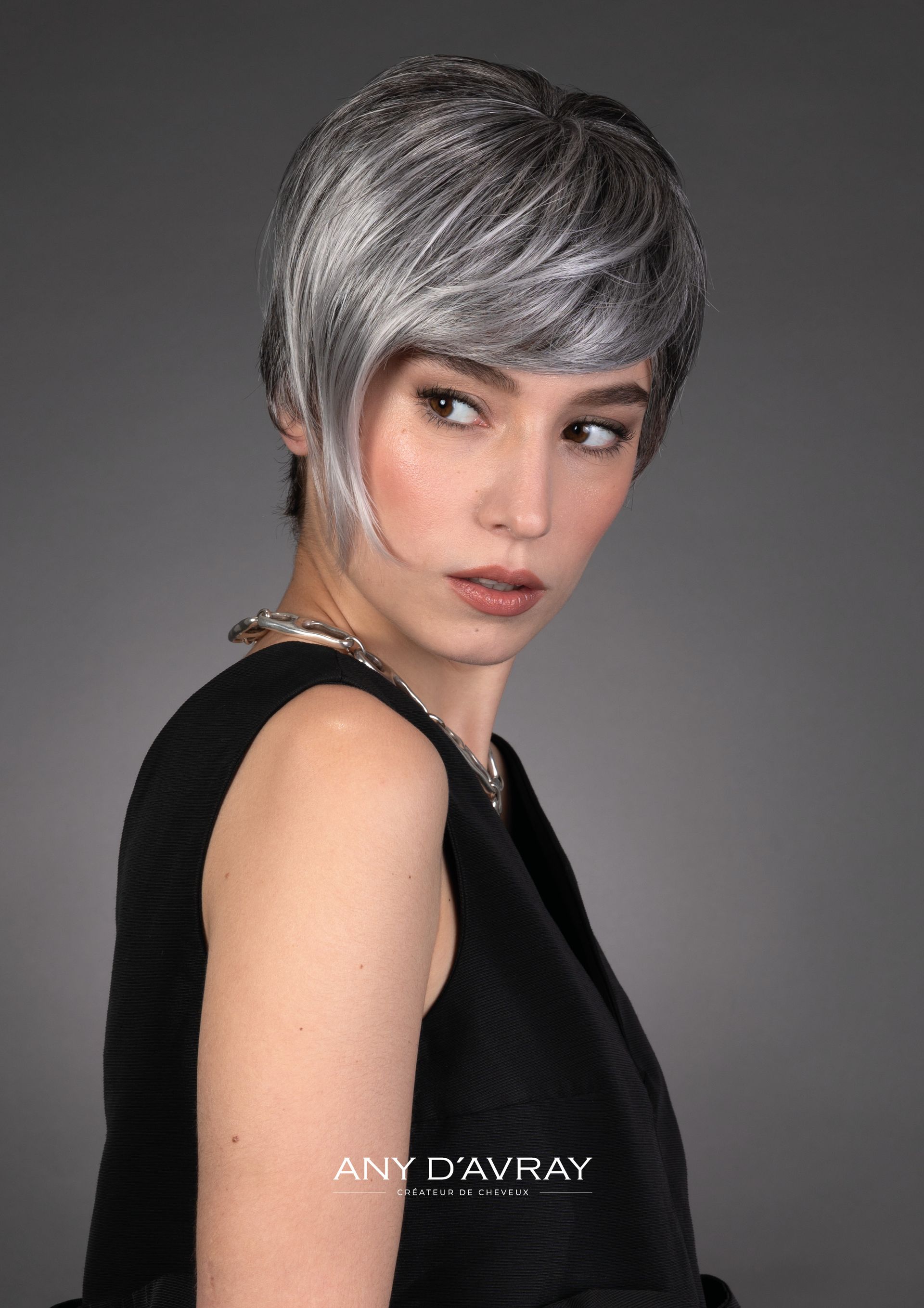 Femme avec perruque Aphrodite courte