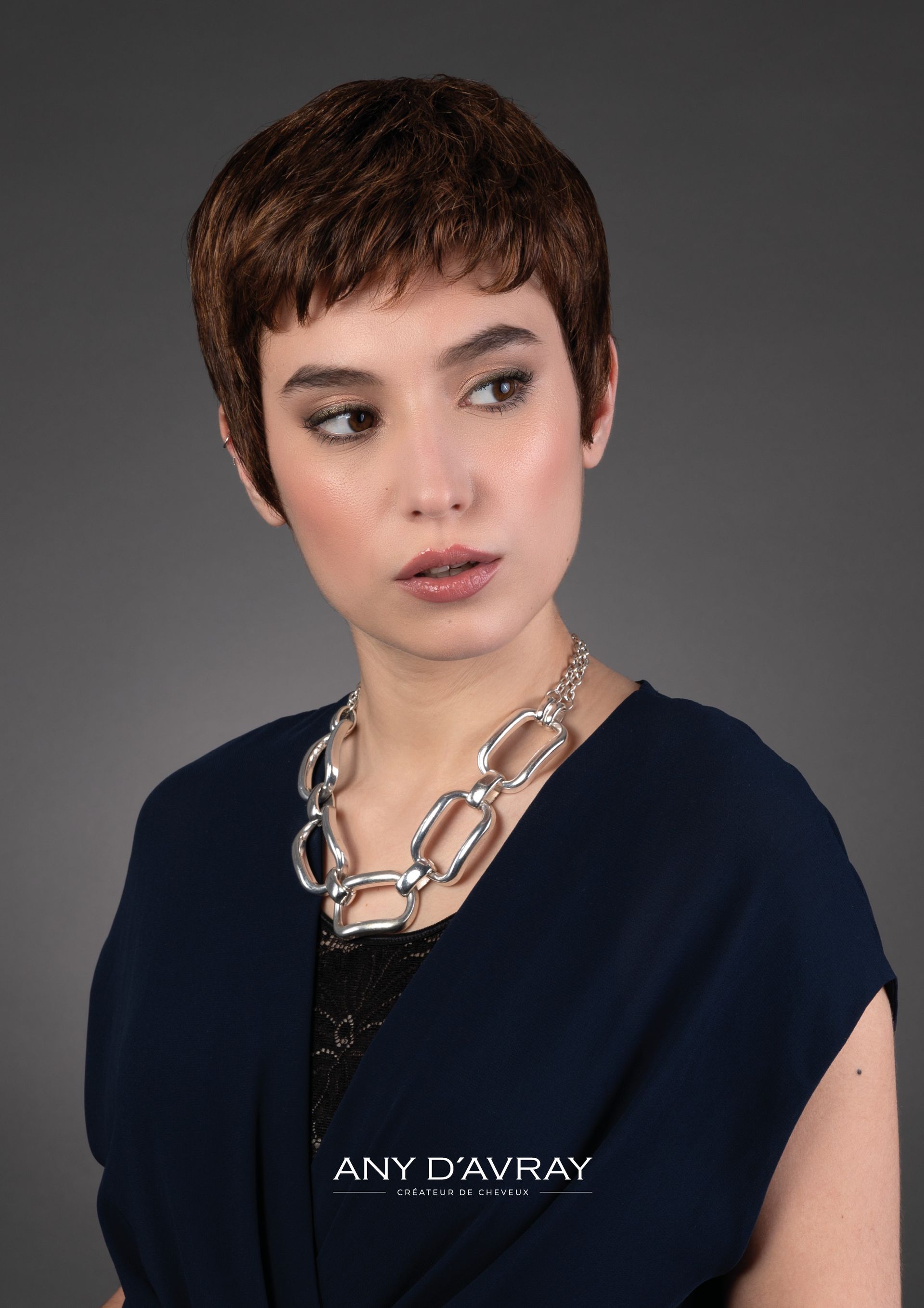 Femme avec perruque courte Athéna