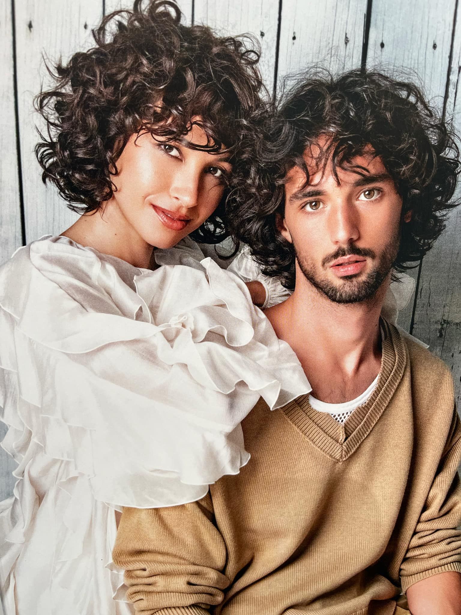 Couple aux cheveux bruns bouclés