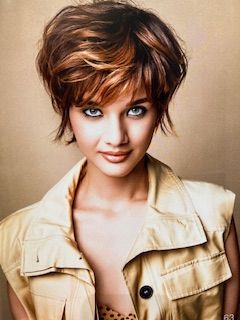 Femme avec coupe courte brune et volume