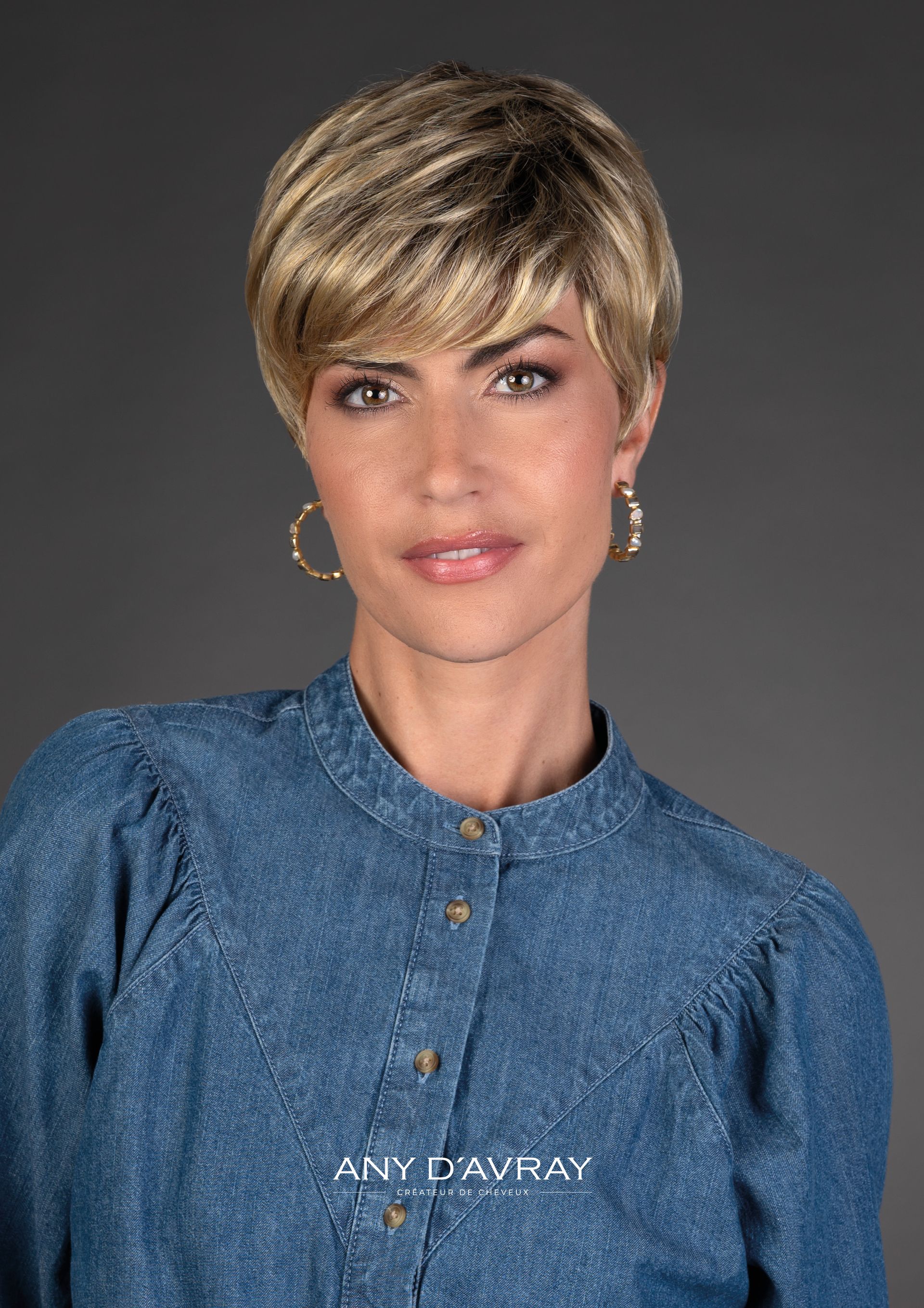 Femme avec perruque courte Cathy