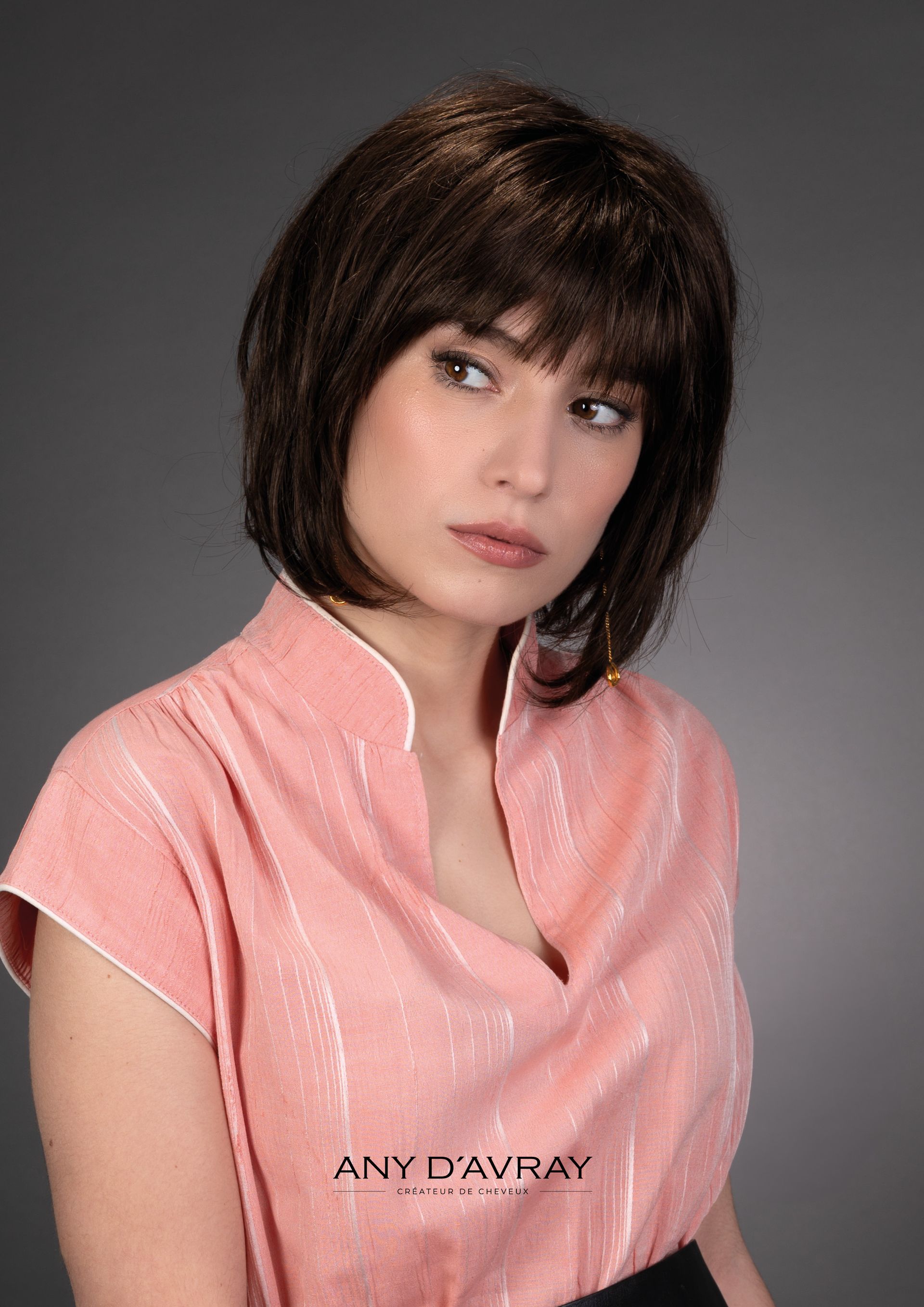 Femme avec perruque mi-longue Clara