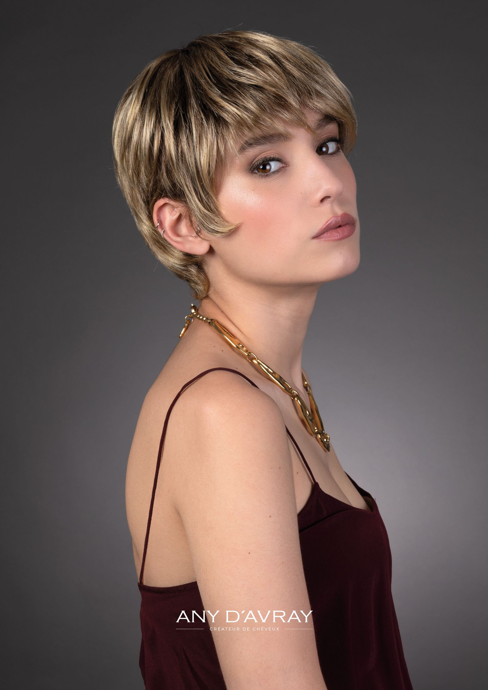 Femme avec perruque courte blonde Confidentiel