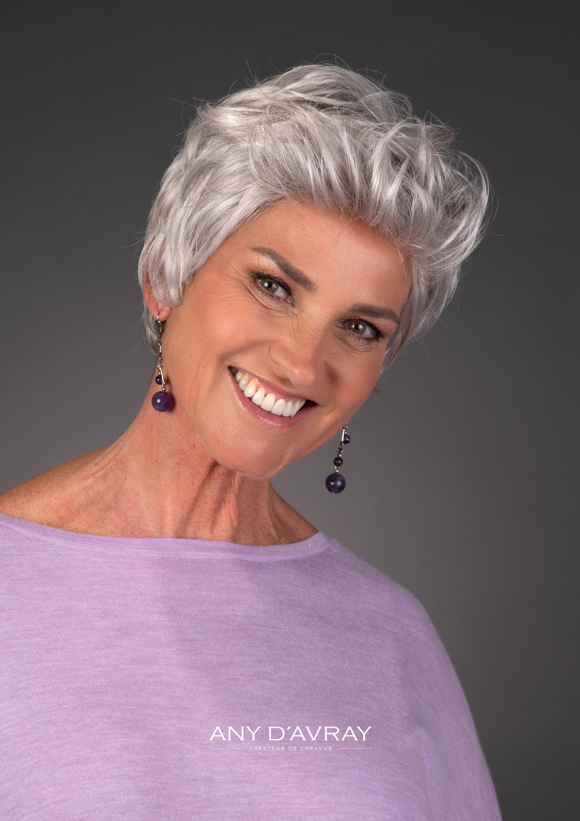 Femme avec perruque courte Confidentiel