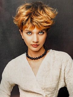 Femme avec coupe courte et volume