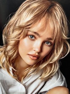 Femme avec cheveux blonds et frange