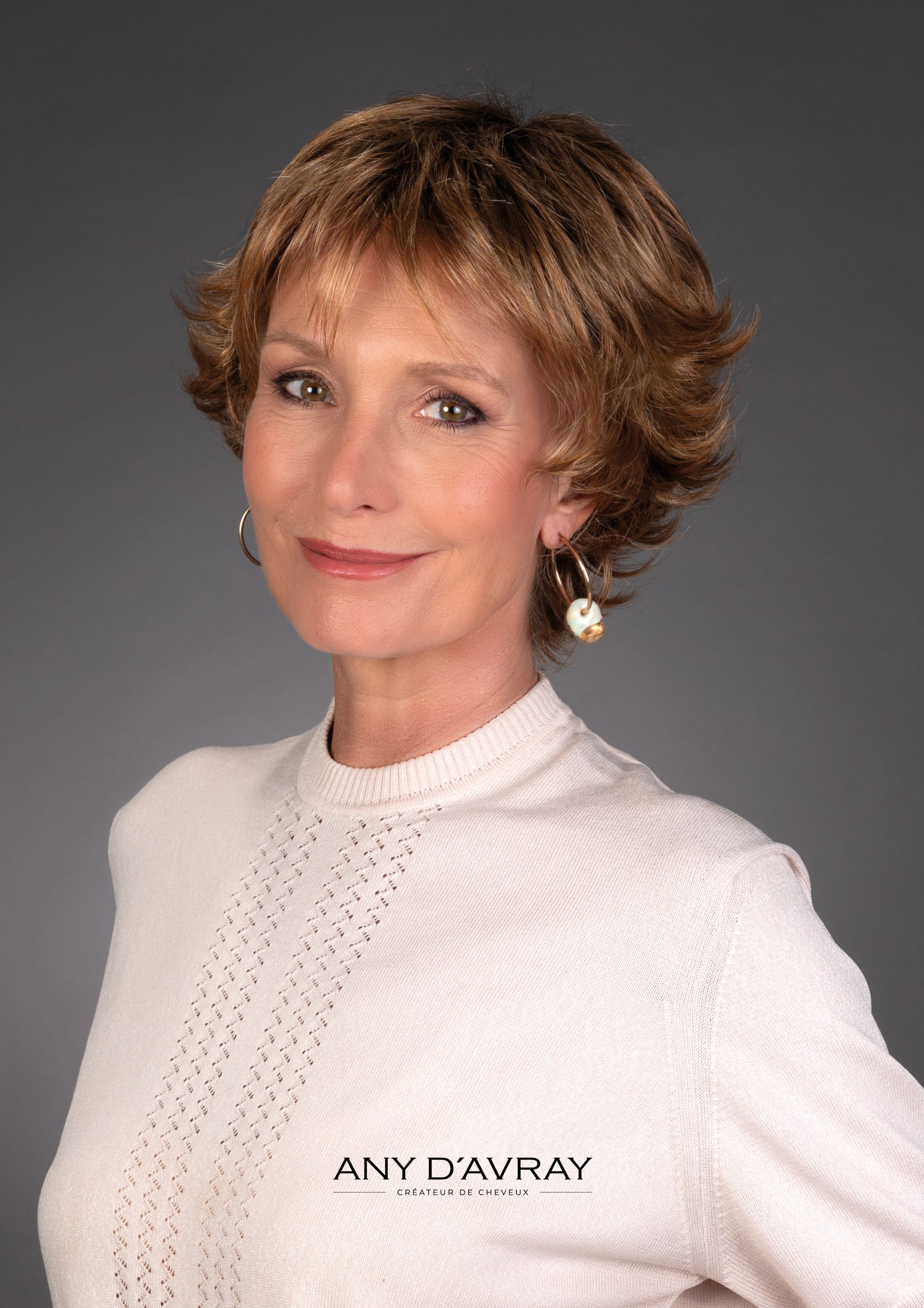 Femme avec perruque courte Gaia