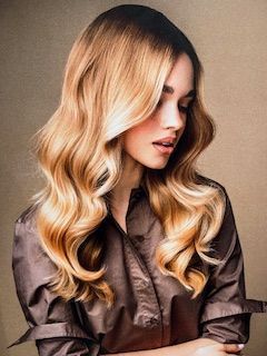 Coupe ondulée blonde naturelle