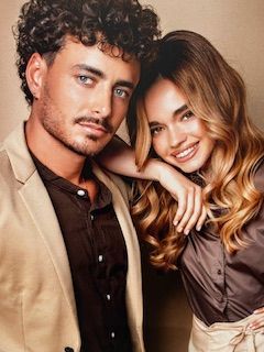 Couple avec cheveux bouclés et ondulés