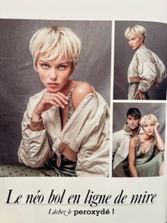 Coiffure blonde et courte