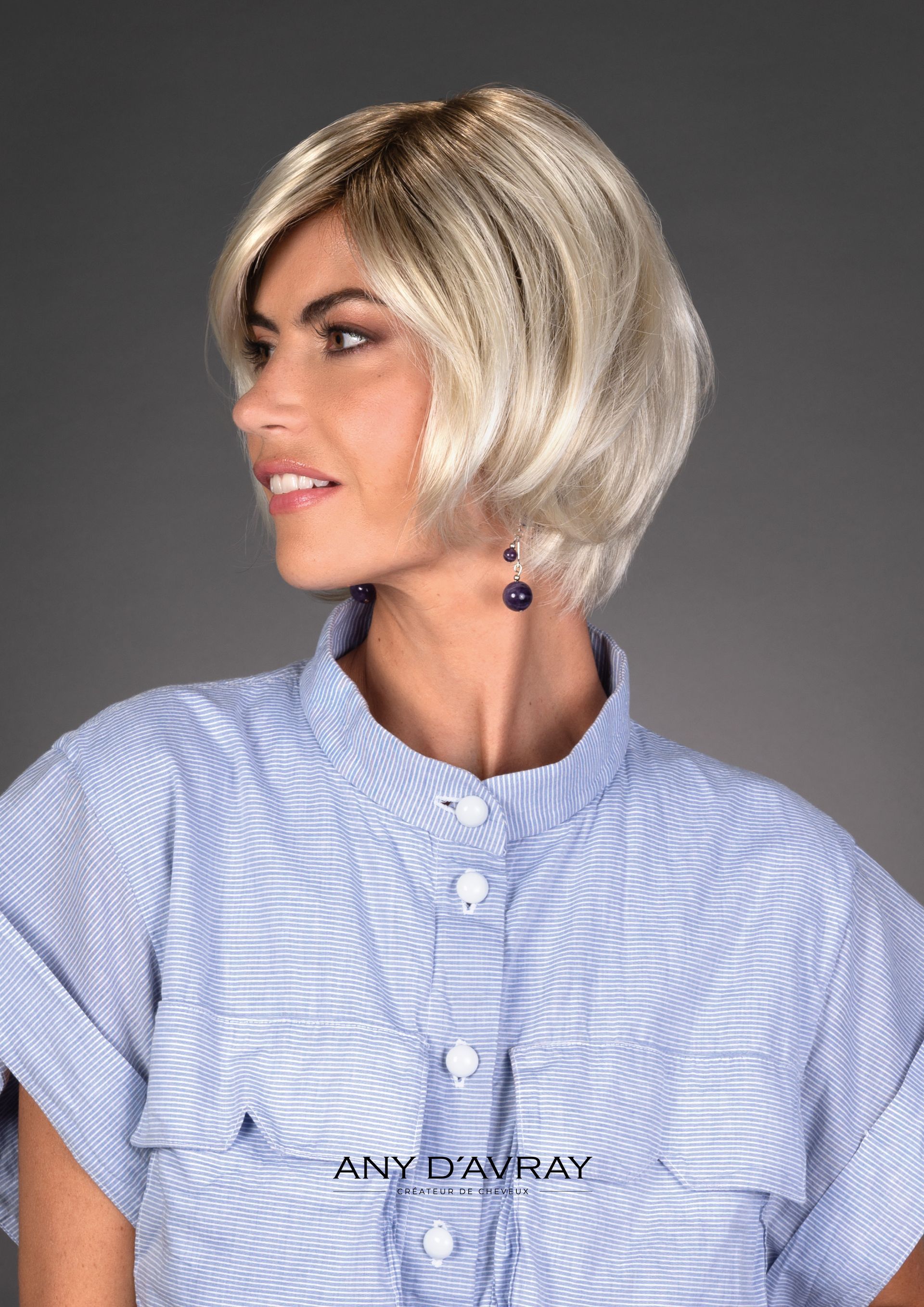 Femme avec perruque Lilas de profil