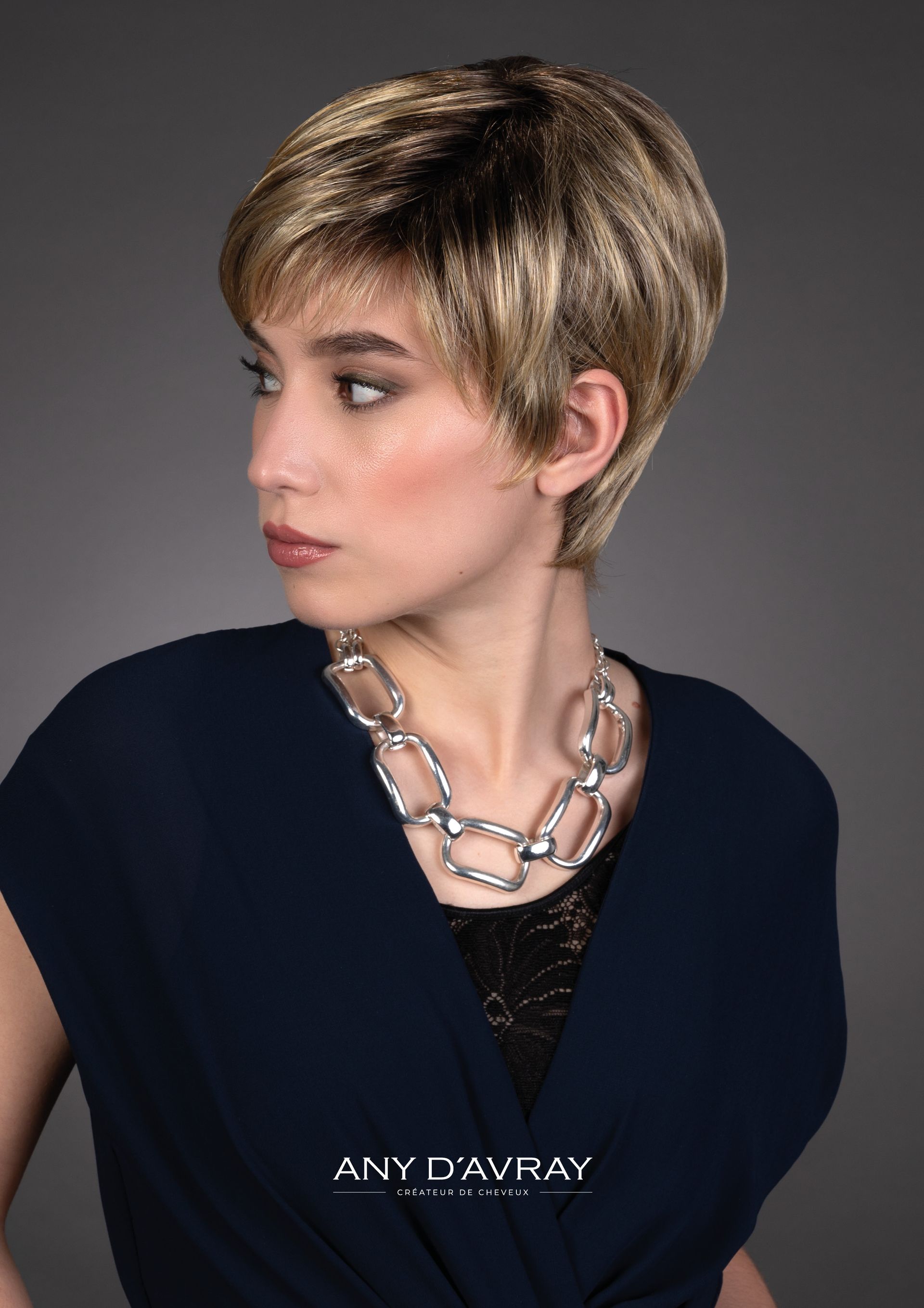 Femme avec perruque courte Mélanie