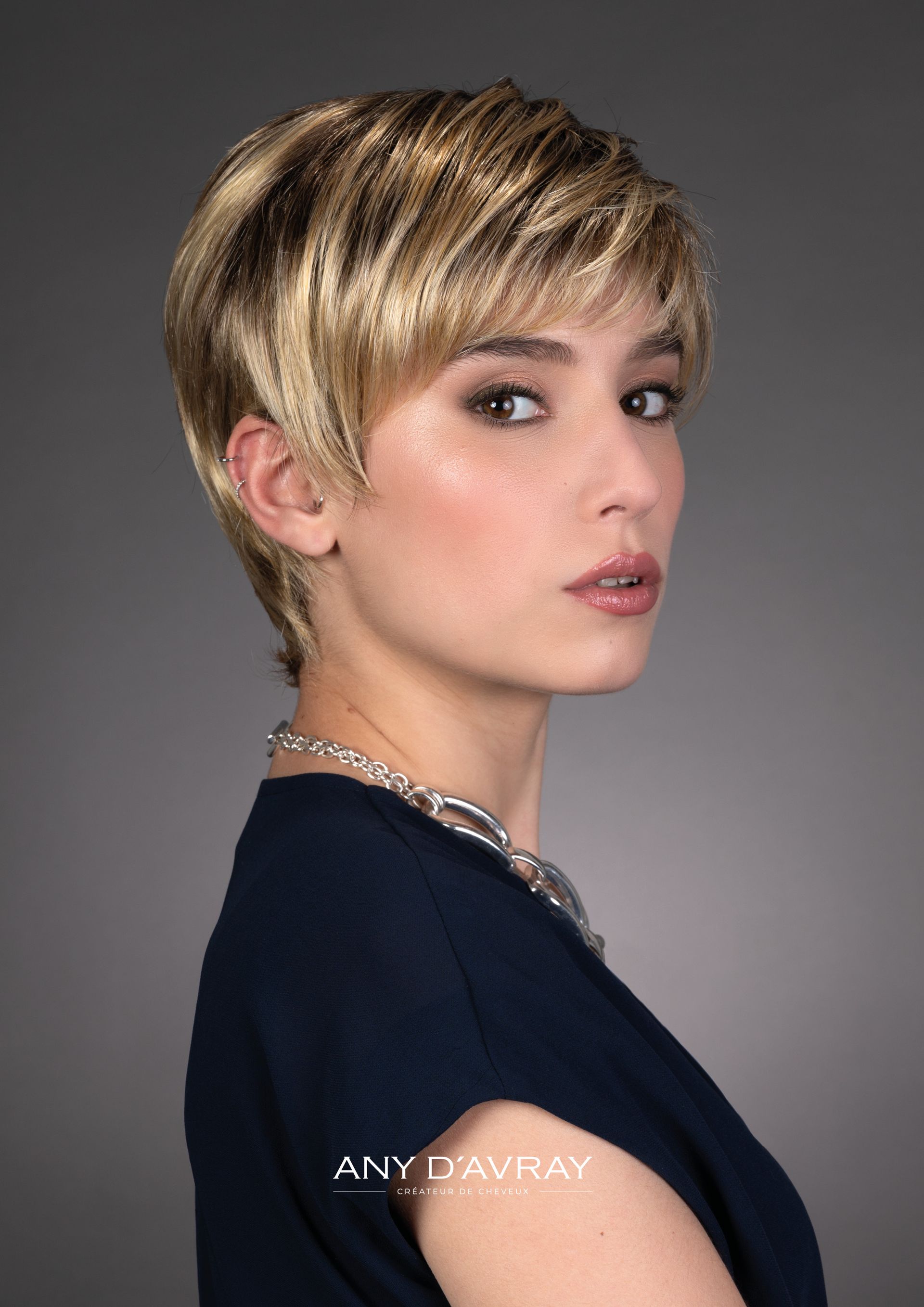 Femme avec perruqe Mélanie de profil