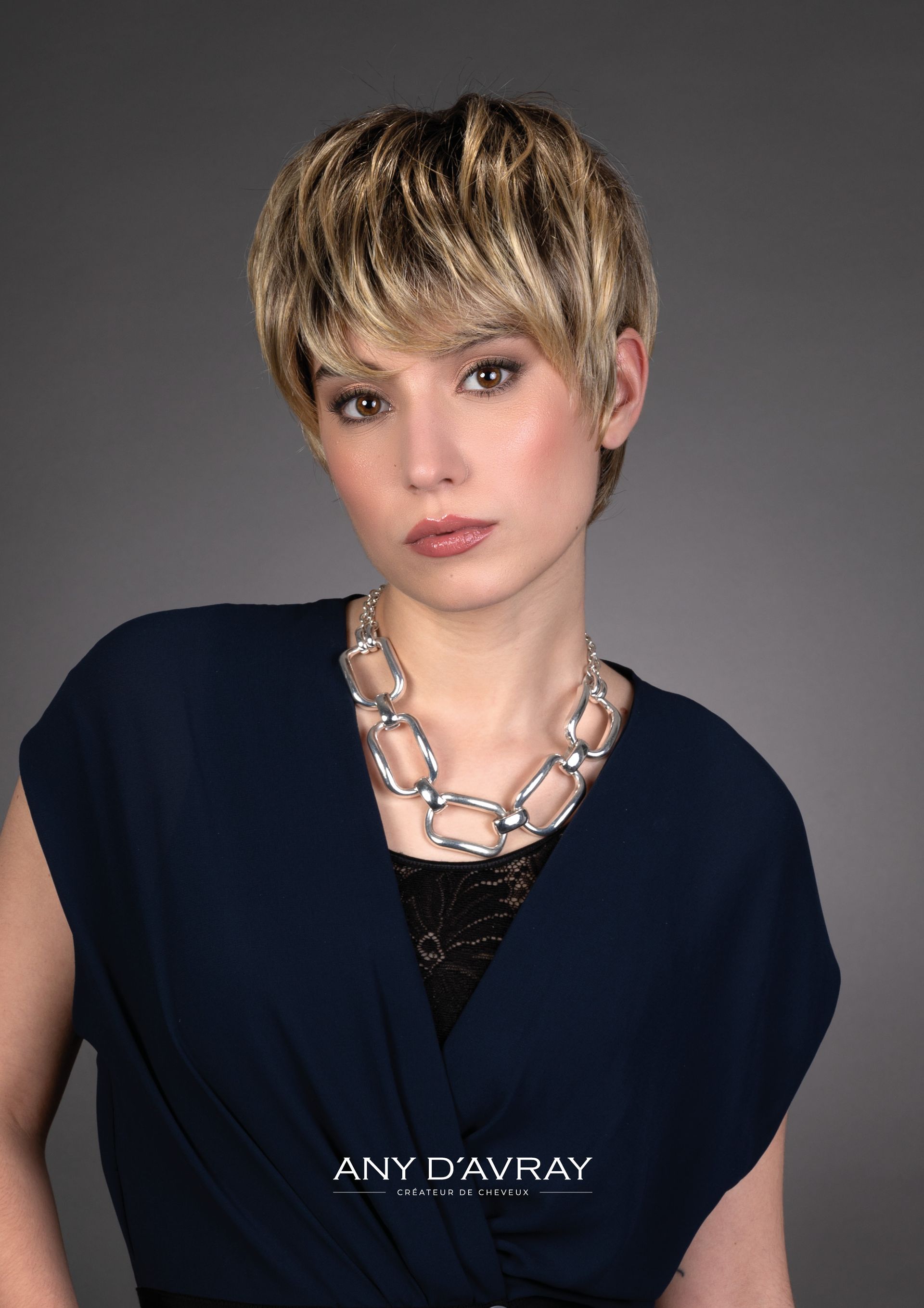 Femme de face avec perruque Mélanie