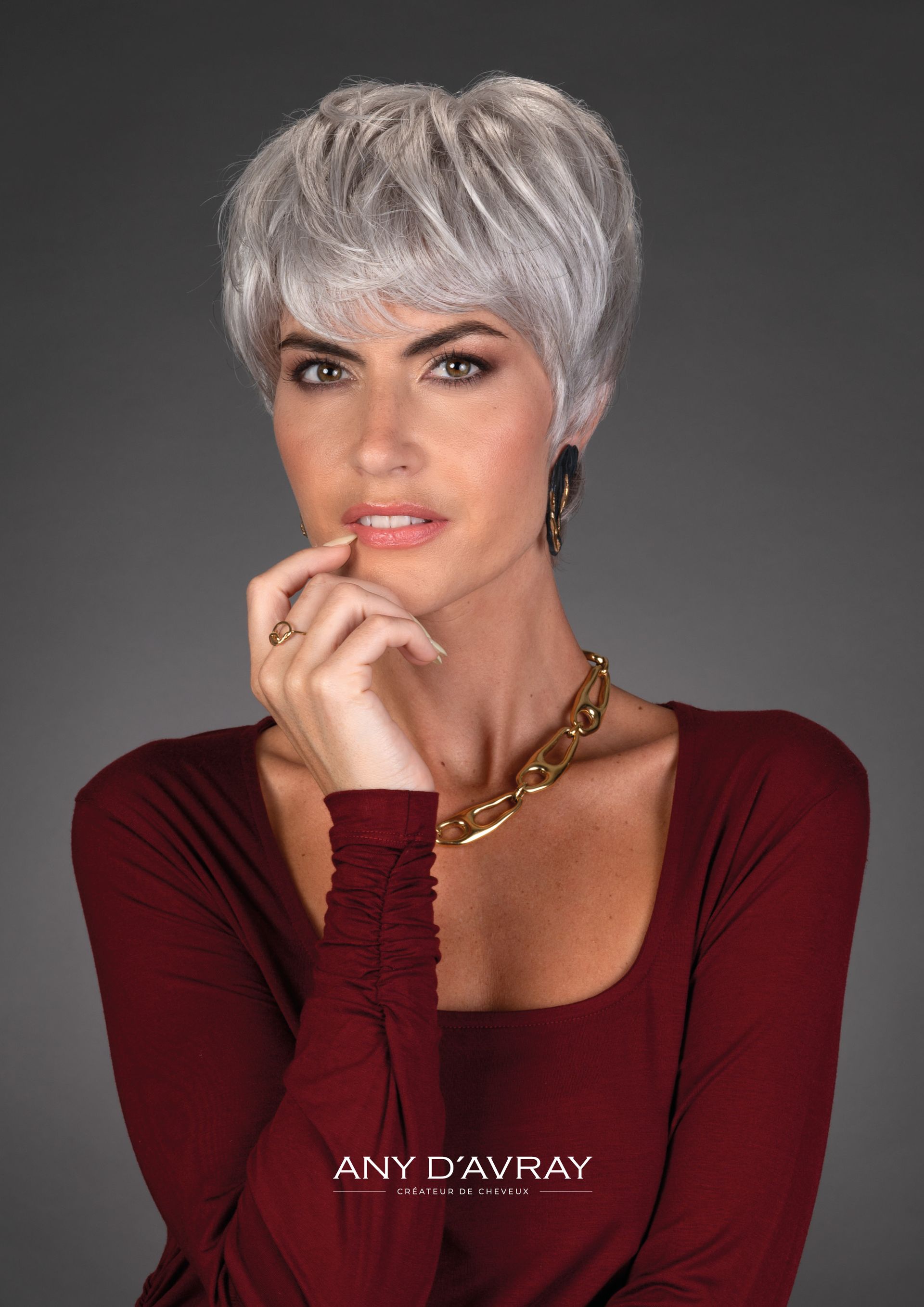 Femme portant une perruque Mélanie grise