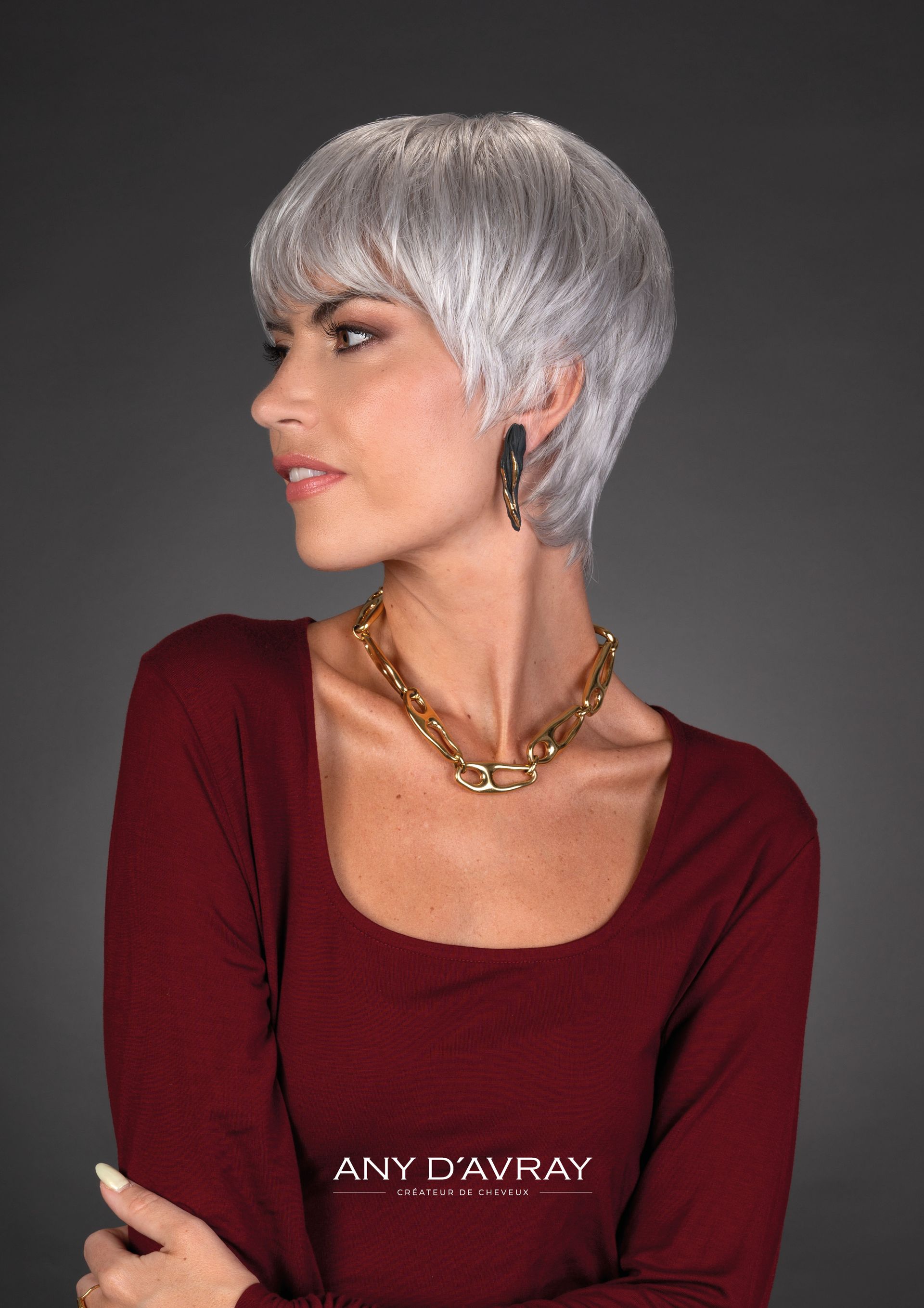 Femme de profil avec une perruque grise Mélanie