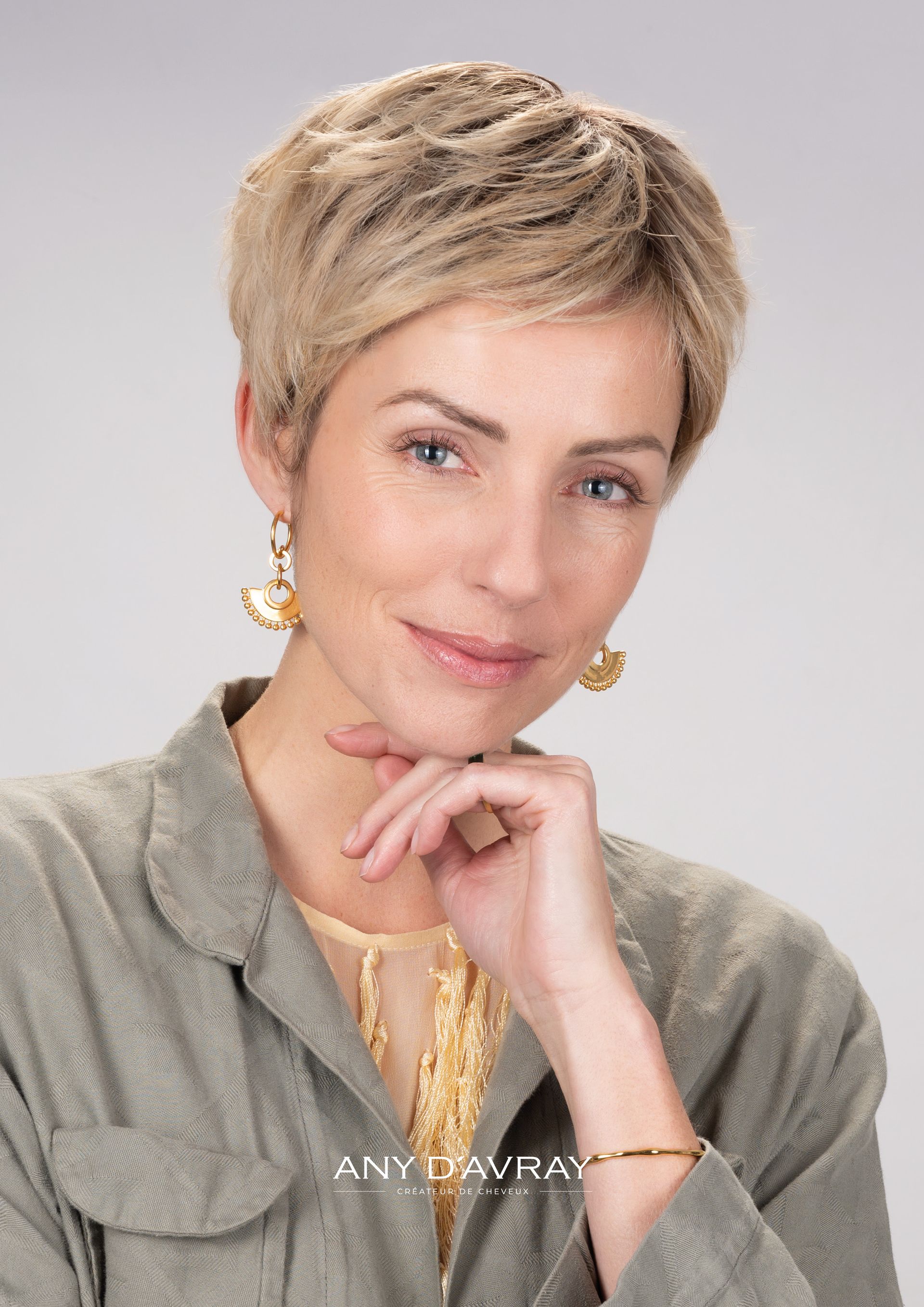 Femme avec perruque Paris Nicole