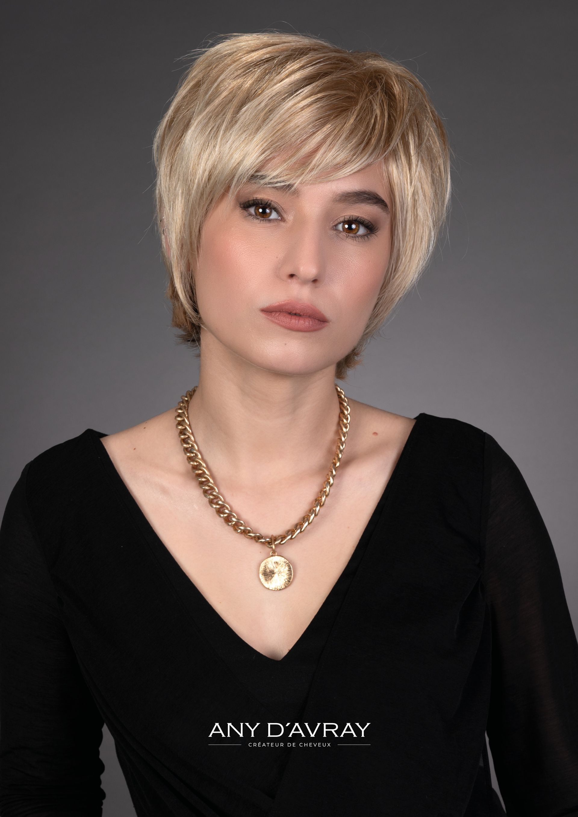 Femme avec perruque Perfection personnalisée