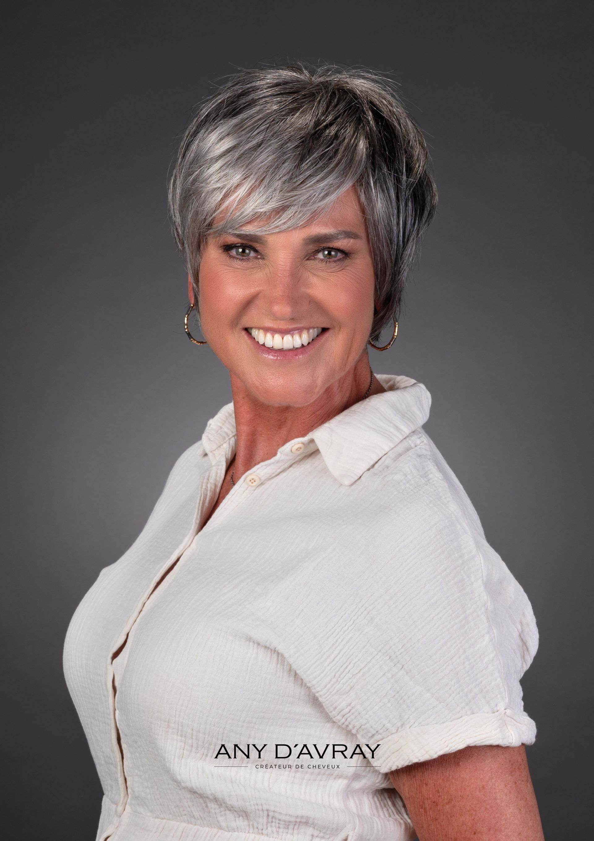 Femme avec perruque Perfection grise