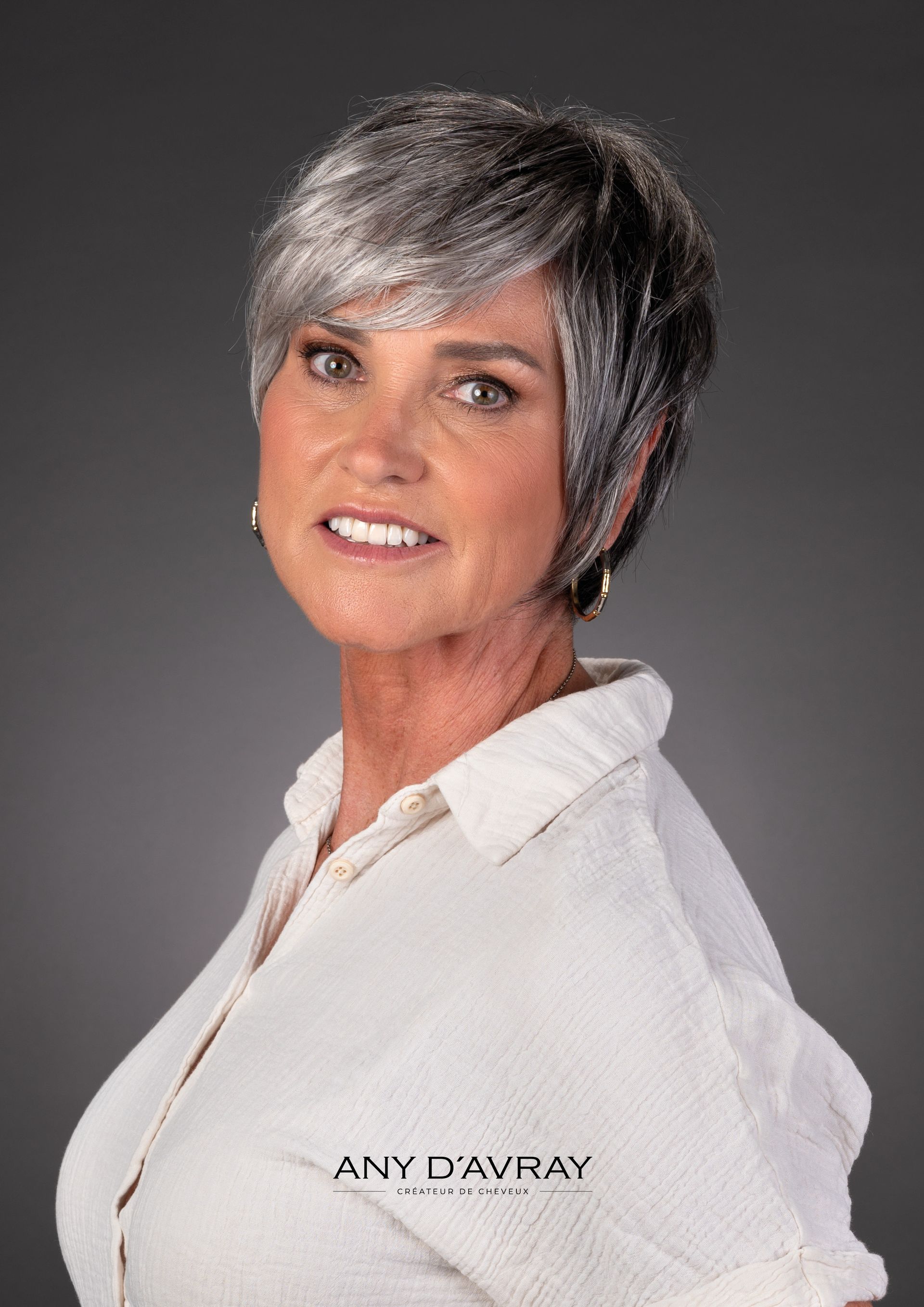 Femme avec perruque Perfection grise personnalisée