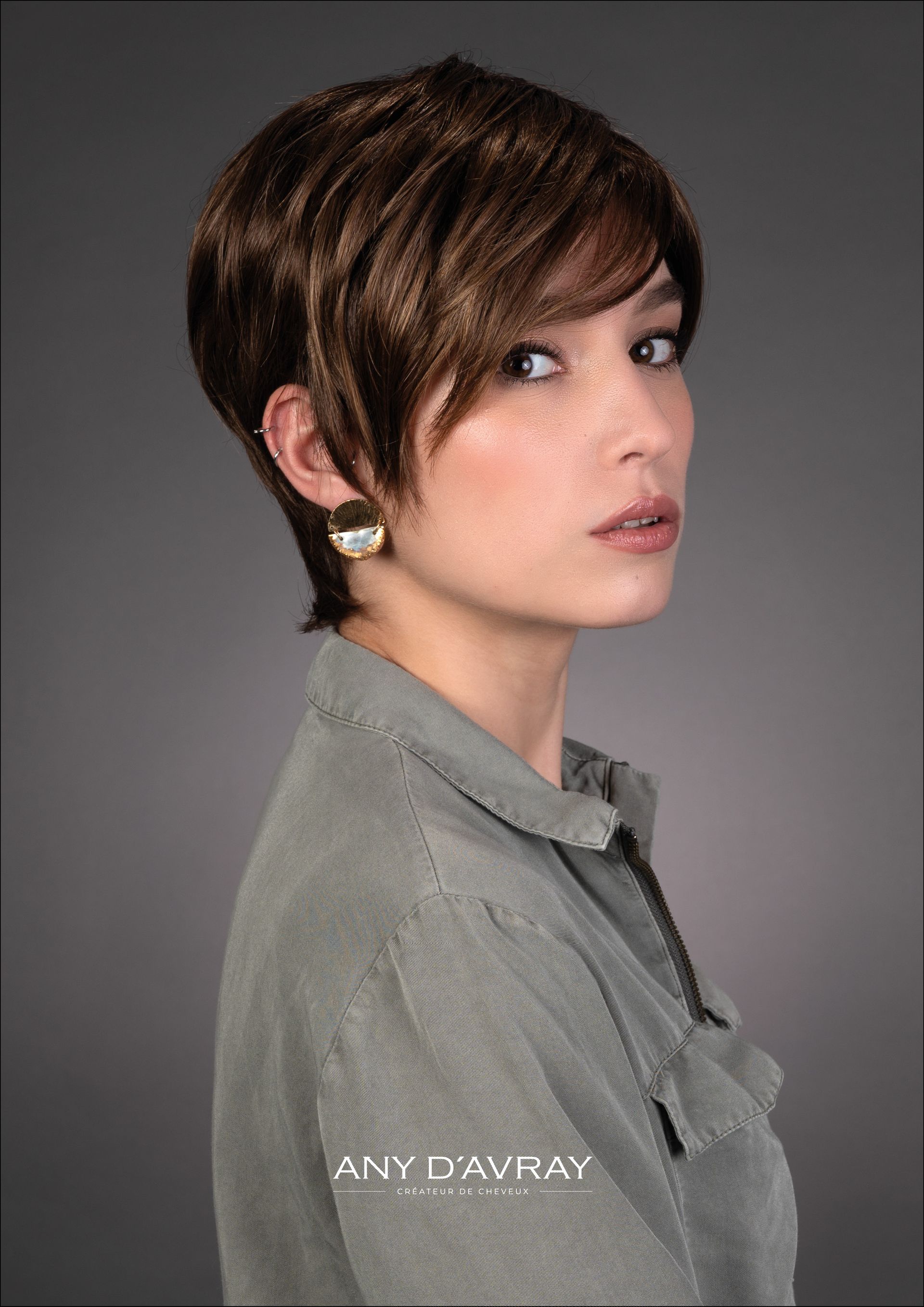 Femme avec perruque Pixie brune