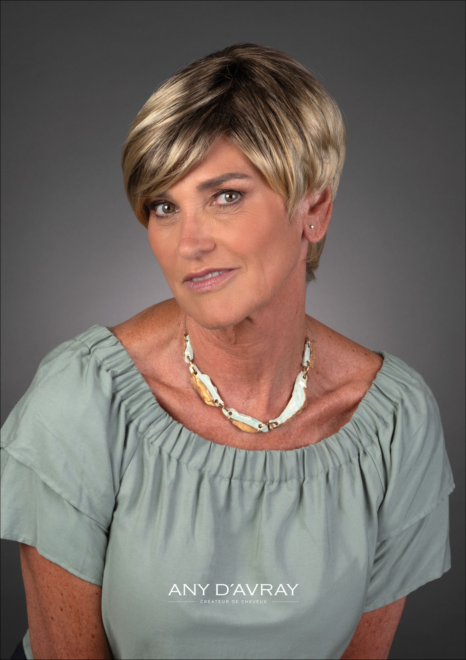 Femme avec perruque Pixie blonde