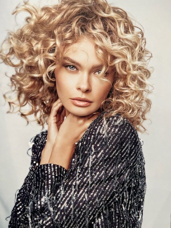 Coupe mi-longue bouclée blonde