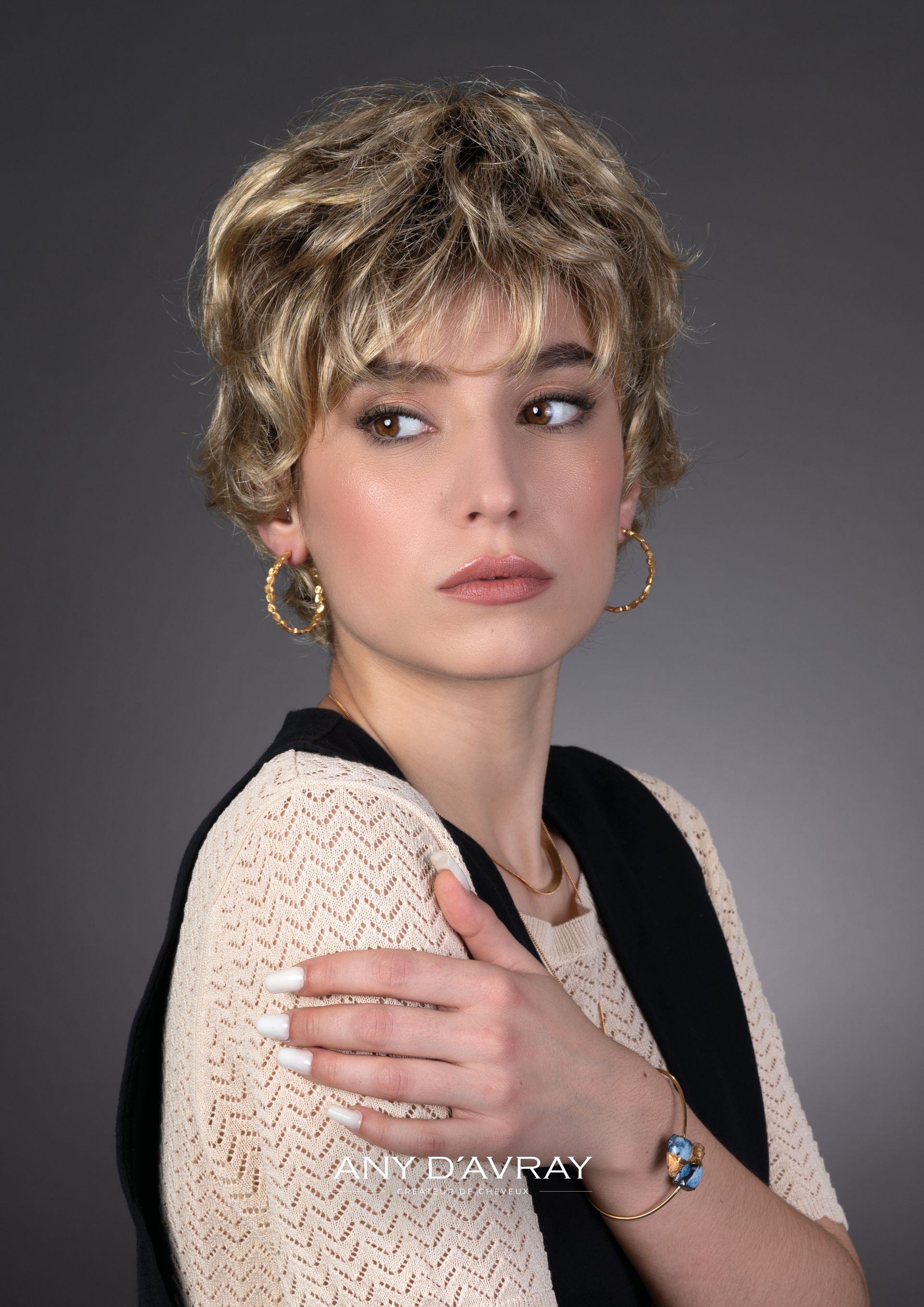 Femme avec perruque Rose