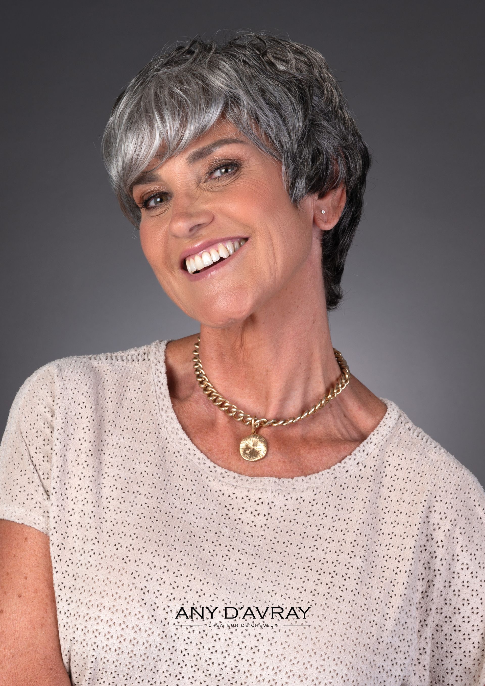 Femme avec perruque Rose grise