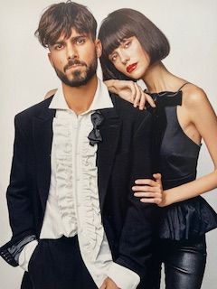 Couple avec cheveux courts noirs