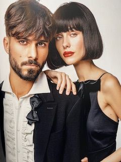 Couple aux cheveux bruns courts