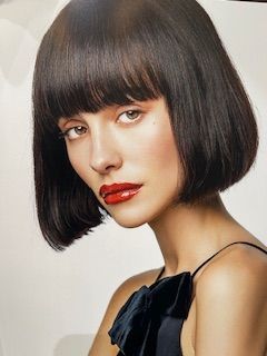 Femme aux cheveux bruns courts