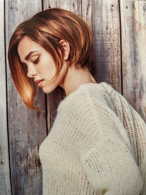 Femme avec une coupe carrée couleur cuivre