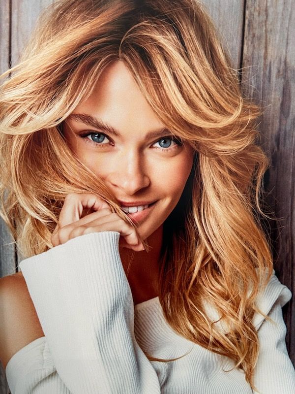 Femme avec des cheveux longs et blonds dégradé