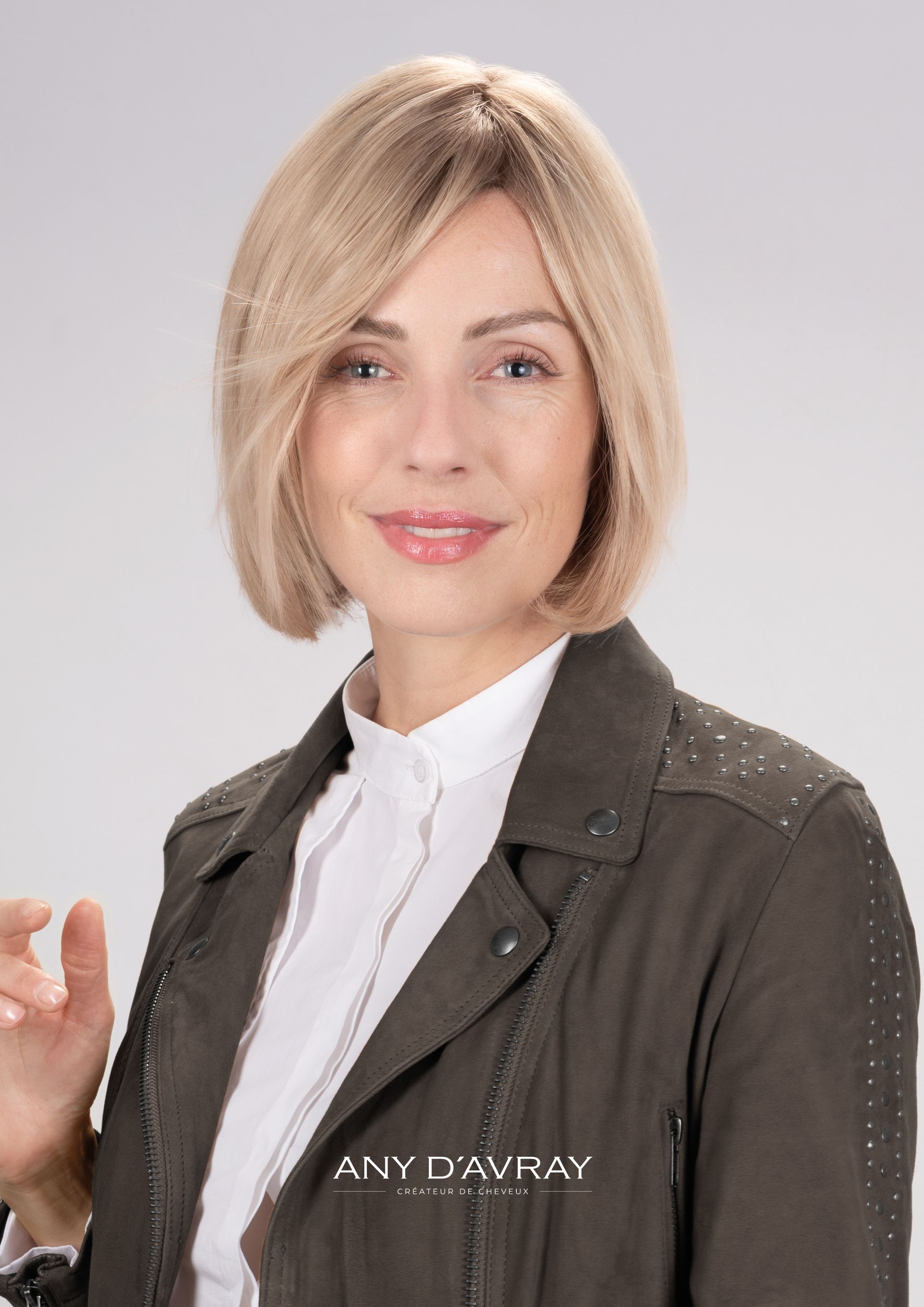 Femme avec une perruque Elsa