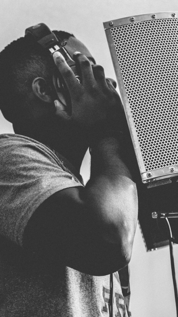 Una fotografía en blanco y negro de un hombre con auriculares.