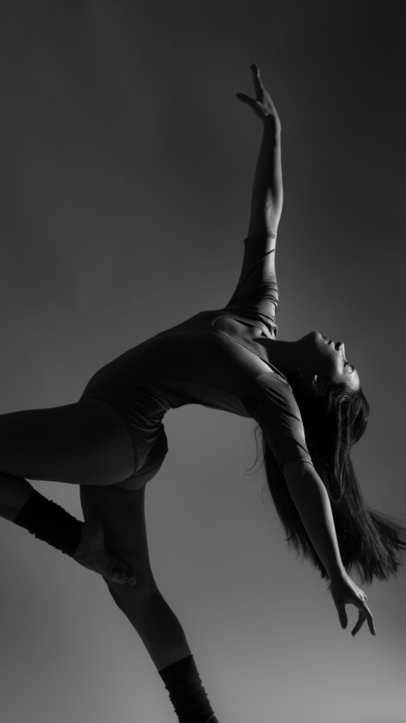 Una fotografía en blanco y negro de una mujer bailando en el aire.