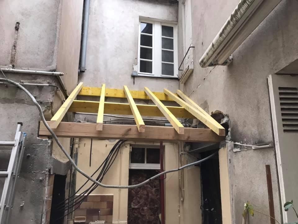 Construction d'un abri en bois