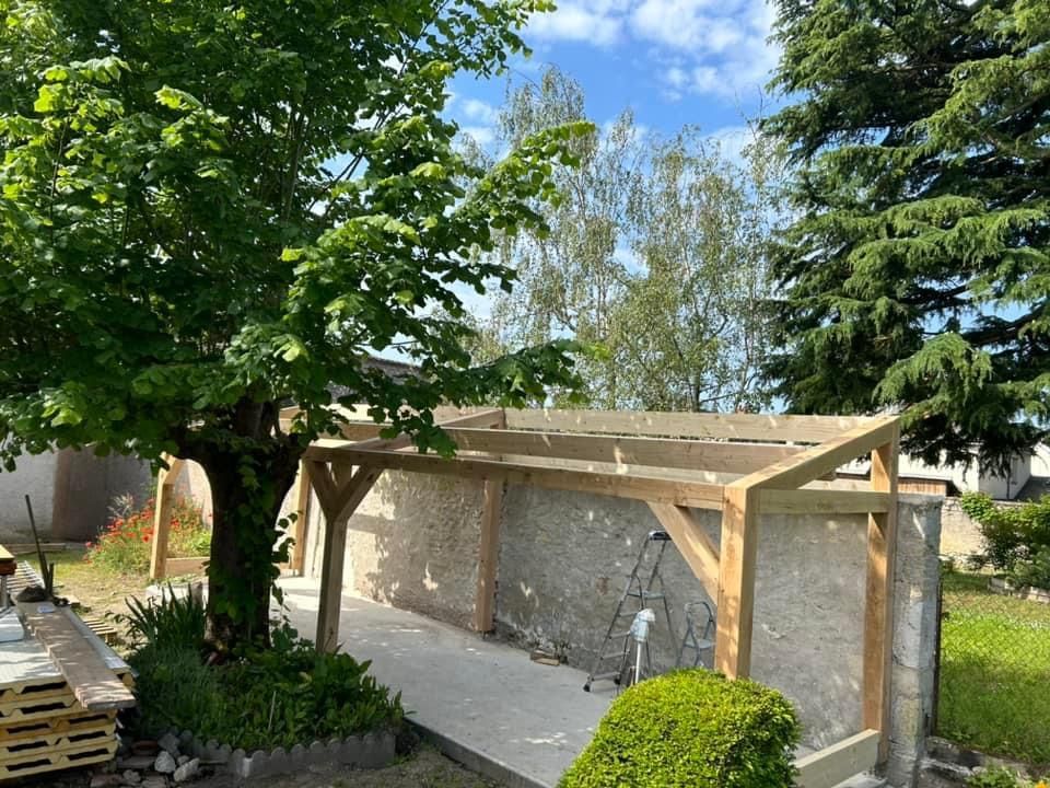 Construction d'un abri en bois