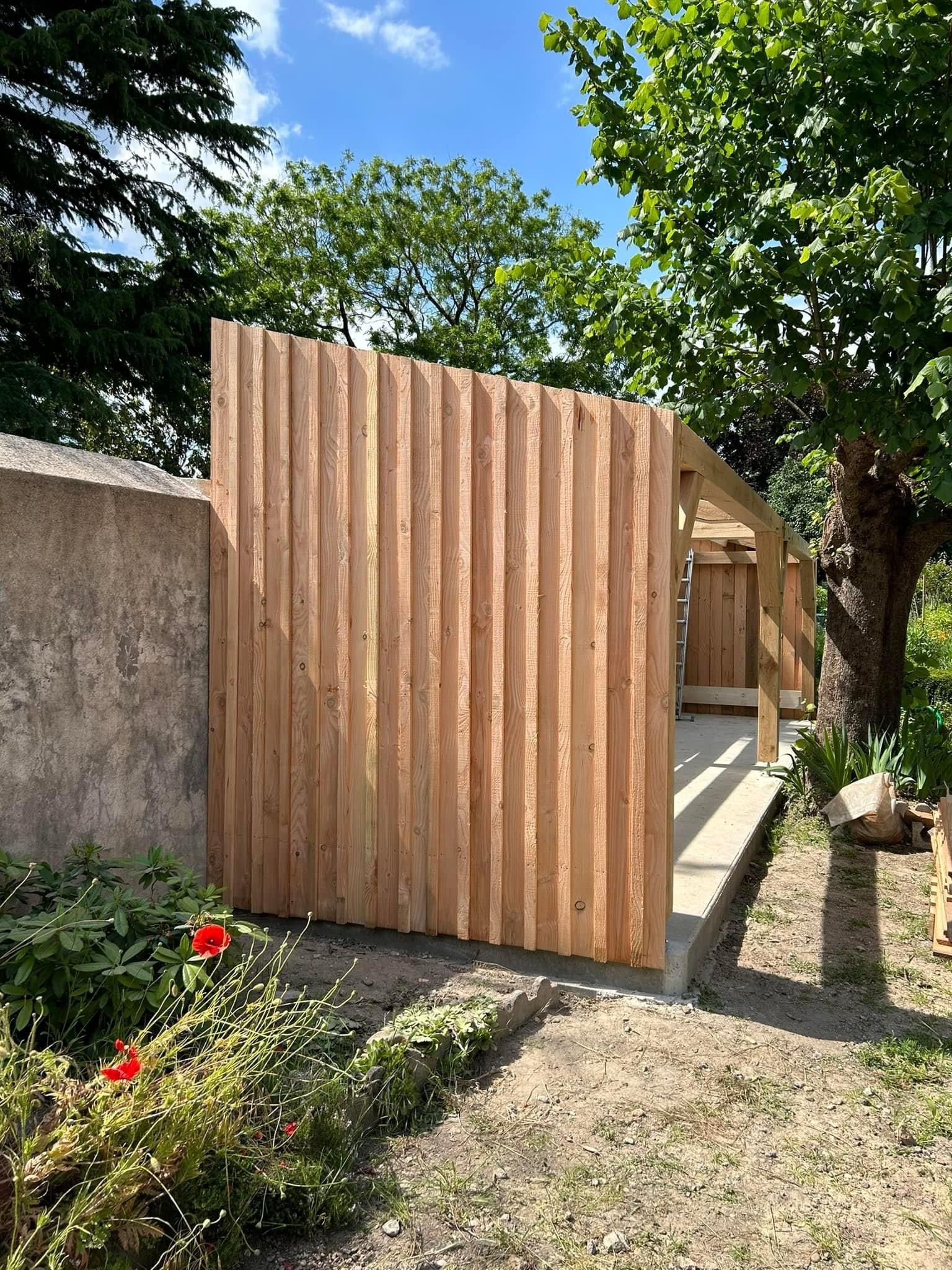 Construction d'un abri en bois sur mesure