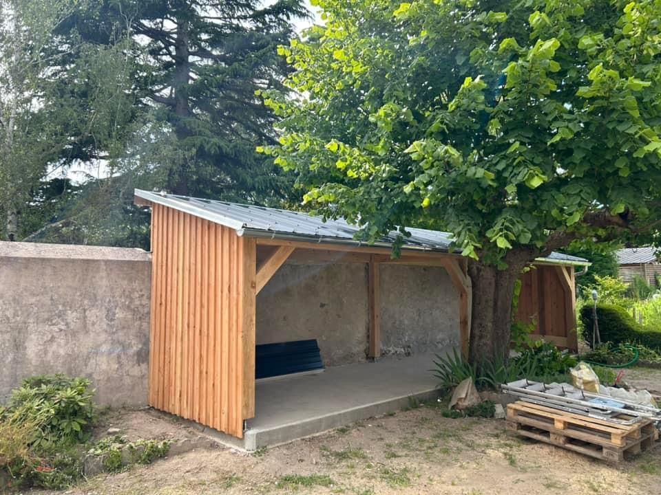 Construction d'abri en bois