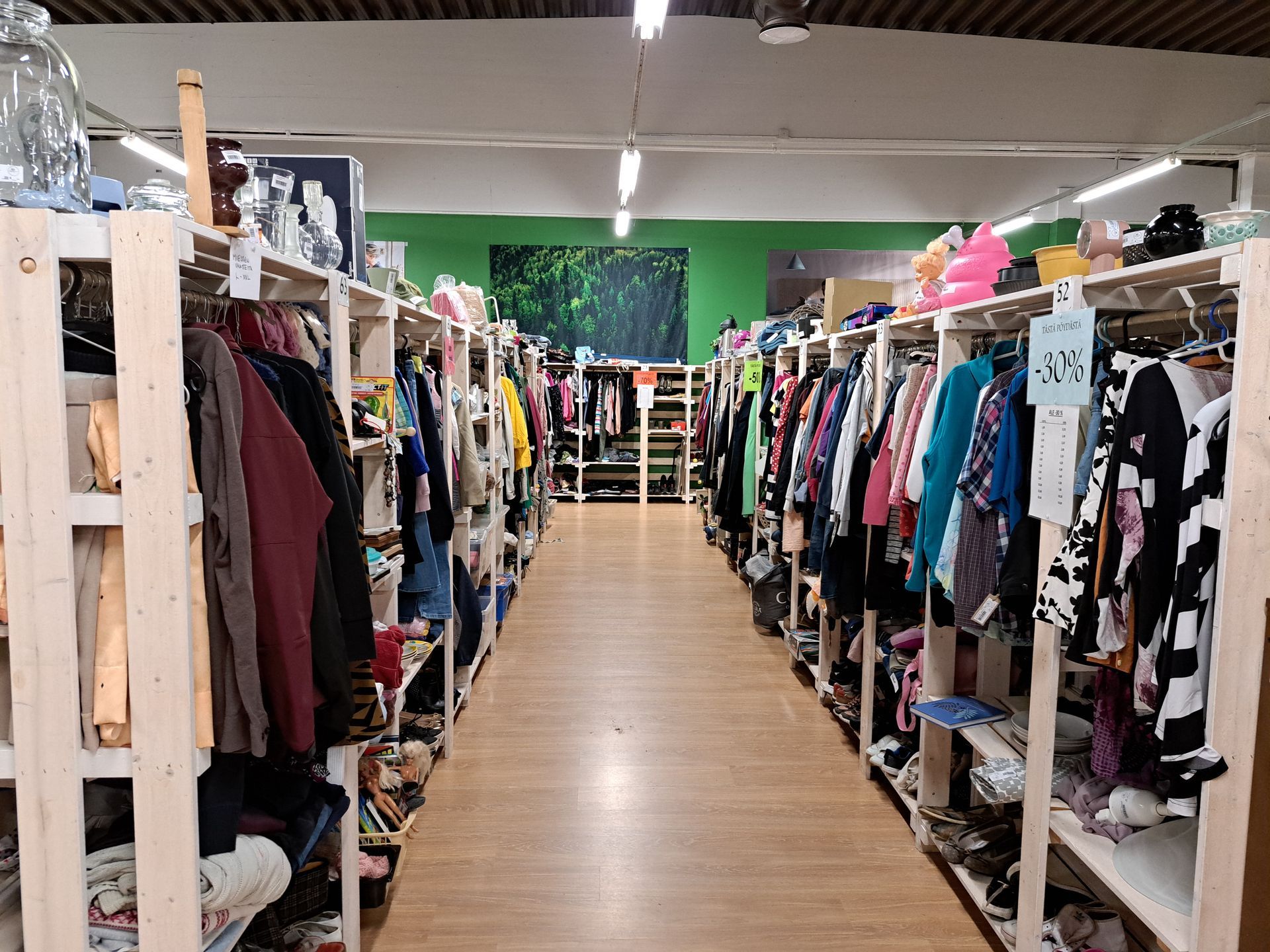 117 kirpputoripöydän vaihtuva valikoima mahdollistavat upeita löytöjä.